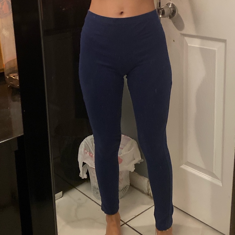 Cute navy blue leggings great for a workout